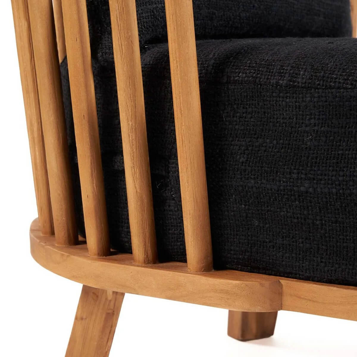 Close-up of De Malawi Eenzitsbank in Natuurlijk Zwart, featuring reclaimed teak wood frame and soft bohemian cushions.