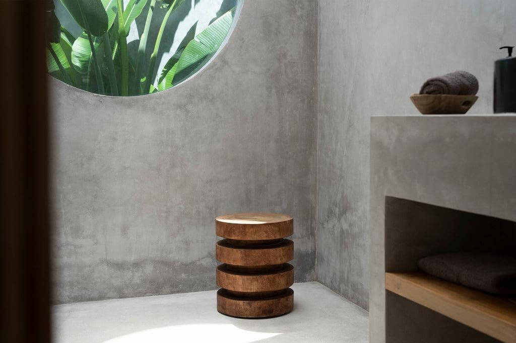 De Massaka Kruk - natuurlijke houten kruk met massieve ringen, elegant en duurzaam, perfect voor binnenshuis gebruik, 45 cm hoog.