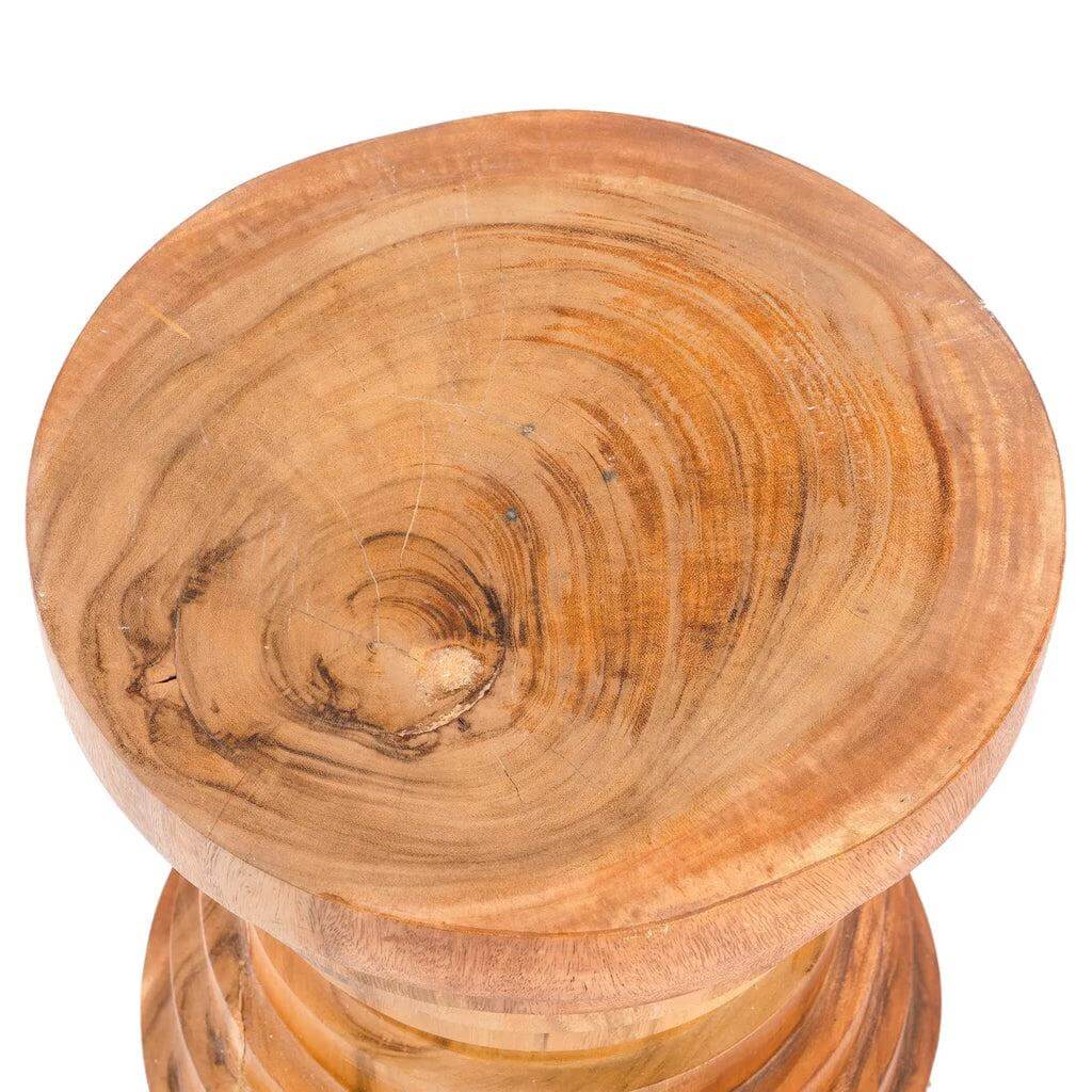 De Mazu kruk van natuurlijk Indonesisch suarhout met uniek ringontwerp, veelzijdig als kruk of bijzettafel, kleur naturel.