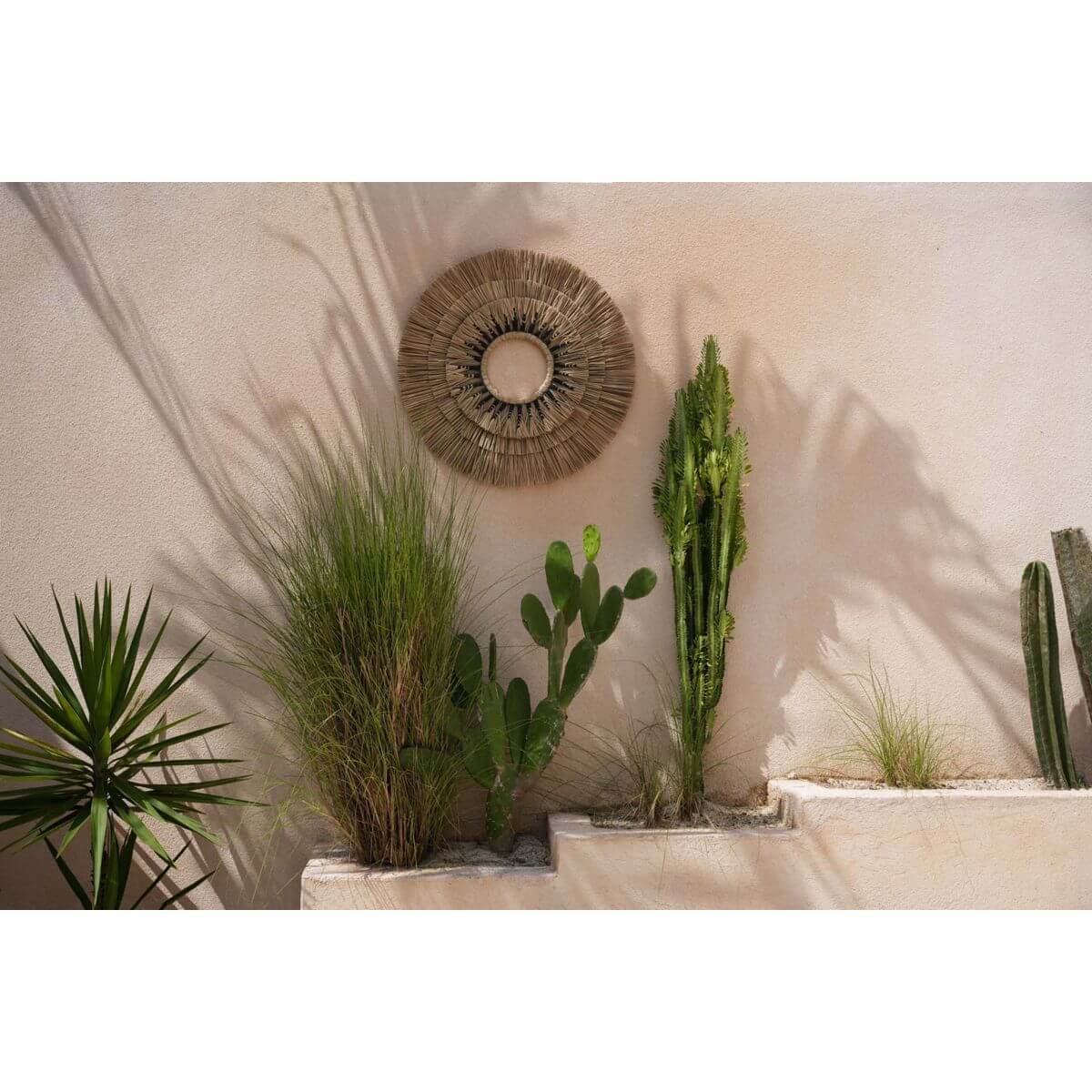 De Mengdong muurdecoratie van Bazar Bizar, handgemaakt met zwart katoen en Mengdong-gras, hangt als bohemien wandkunst.