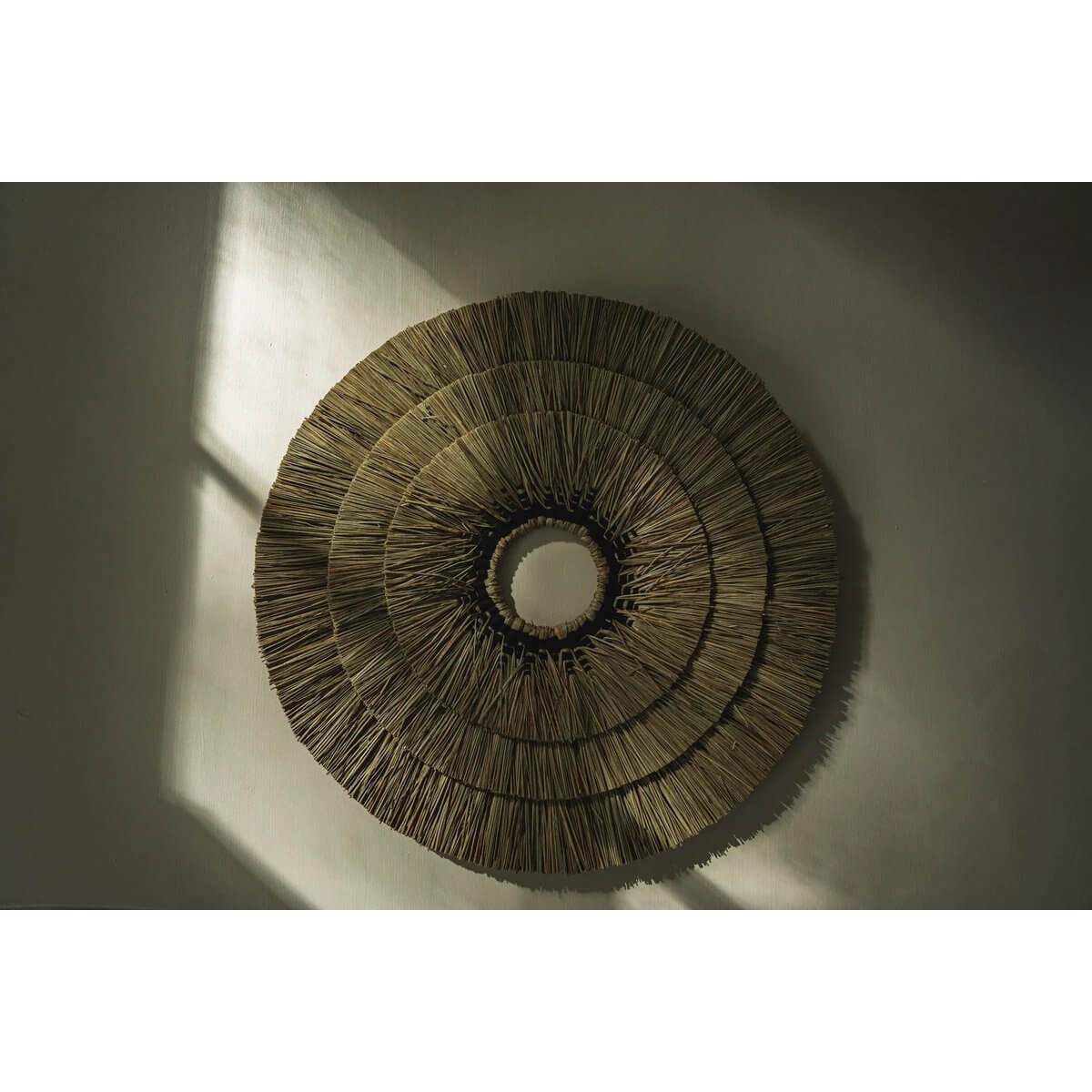 Handgemaakte Mengdong muurdecoratie met natuurlijk zwart katoen, bohemien kuststijl, perfect als blikvanger in uw interieur.