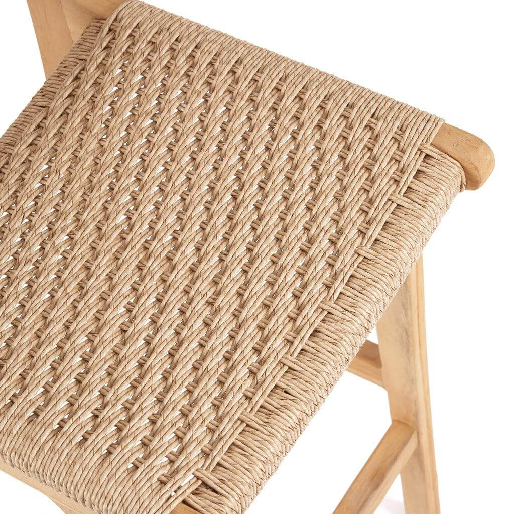 Detail van Meno barkruk met viro vlechtwerk en teakhouten frame, ideaal voor stijlvolle duurzaamheid.