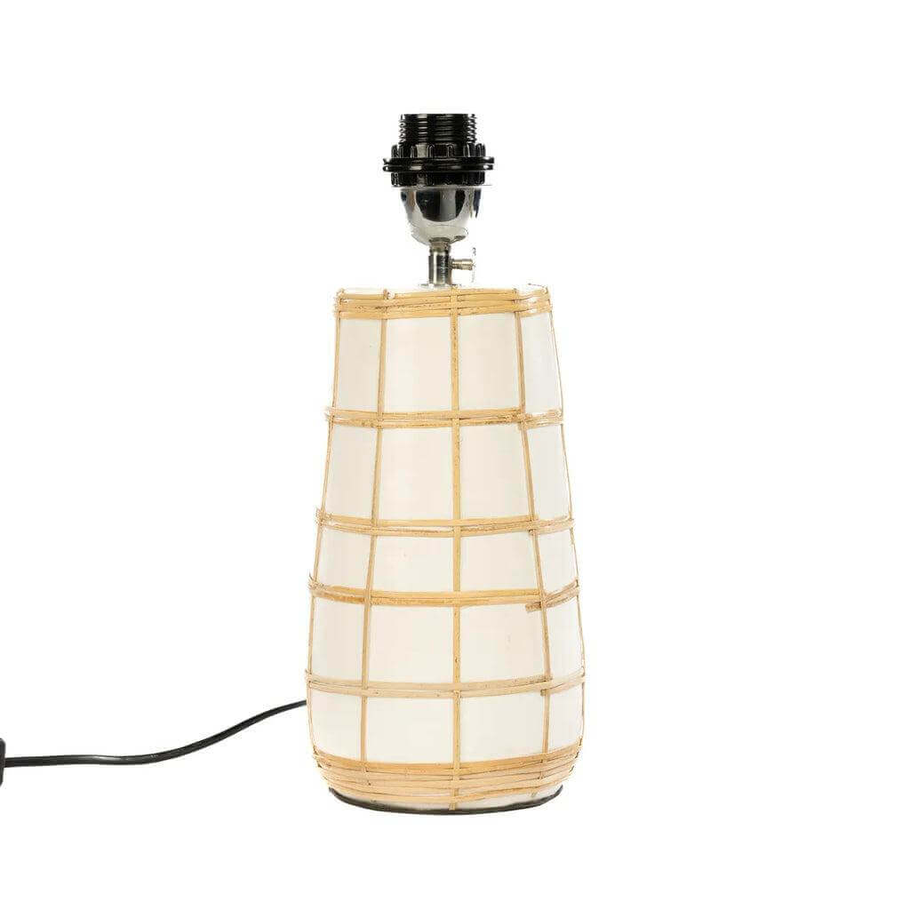 De Molokai Tafellamp in wit naturel met een stijlvolle, geweven basis en een moderne uitstraling, ideaal voor interieurverlichting.