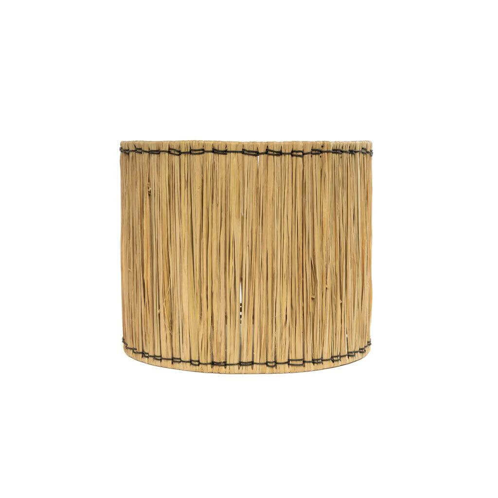 Alt Tag: De Molokai Tafellamp met wit natuurlijk design en vlechtwerk lampenkap.