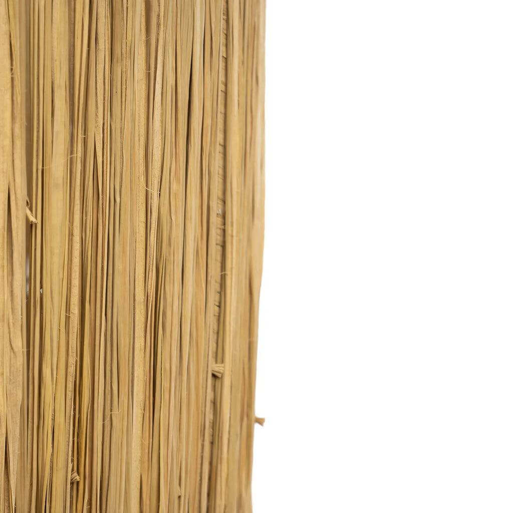 Detail van de natuurlijke rieten textuur van de Molokai tafellamp in wit naturel design.