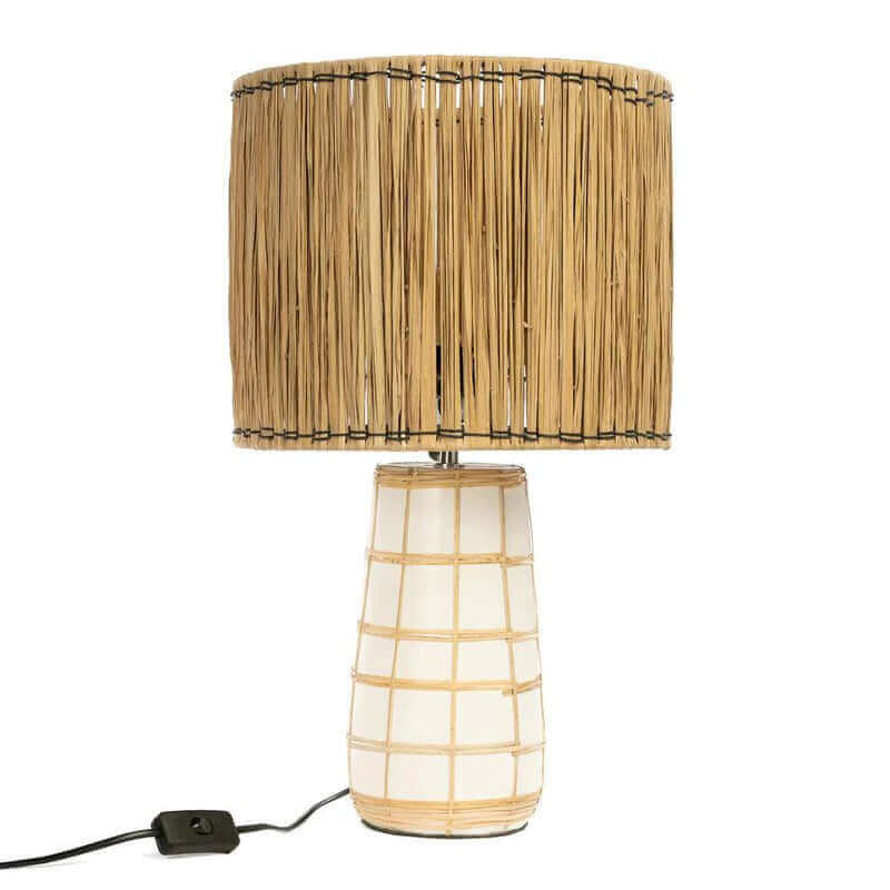 De Molokai Tafellamp in wit en naturel, ideaal voor een sfeervolle woondecoratie met natuurlijke tinten.