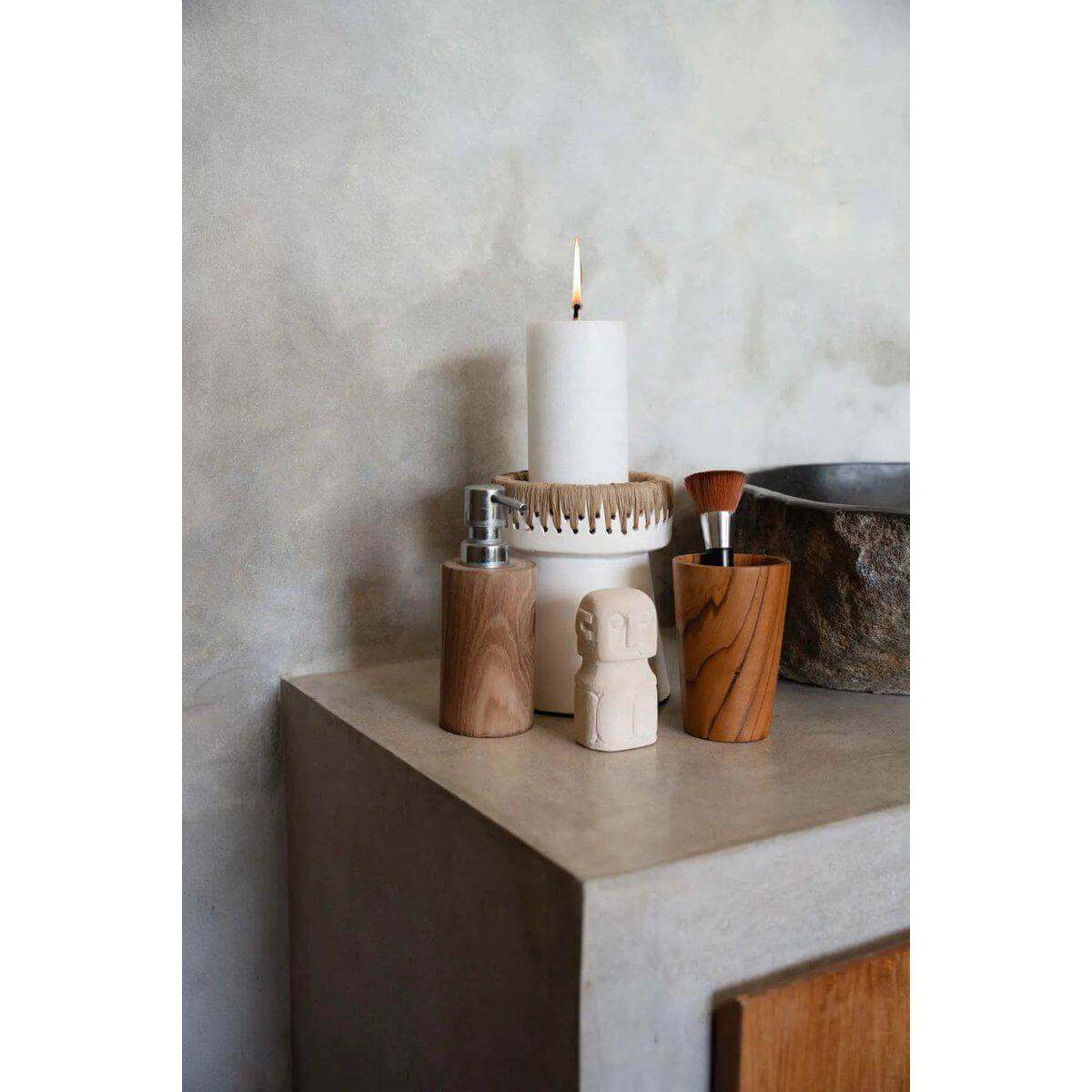 Stijlvolle witte terracotta kandelaar met raffia-accent, op een tafel met natuurlijke decorstukken. Perfect voor een moderne uitstraling.
