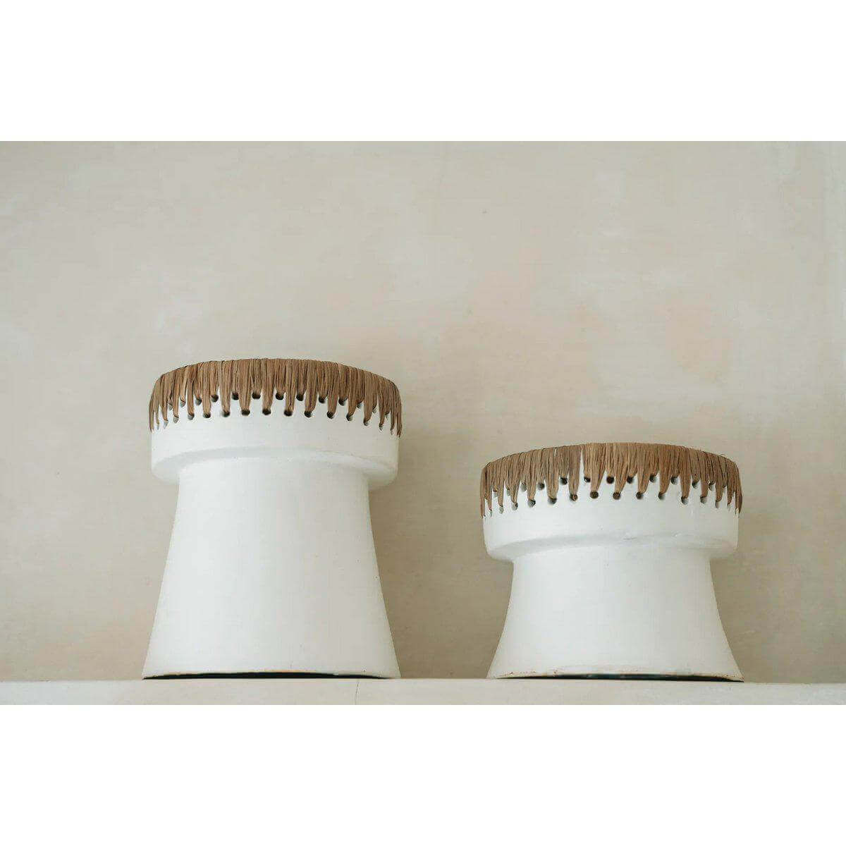 Witte terracotta kaarsenhouders met raffia-accenten, stijlvolle toevoeging aan elk interieur. Medium formaat, perfect voor decoratie.