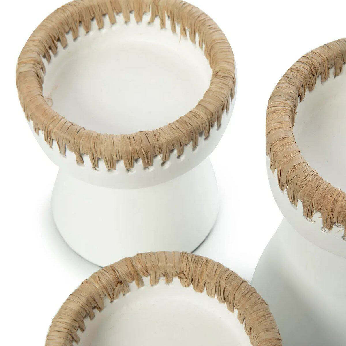 Terracotta kaarsenhouder met witte en raffia accenten, medium formaat. Stijlvolle toevoeging voor elke ruimte.
