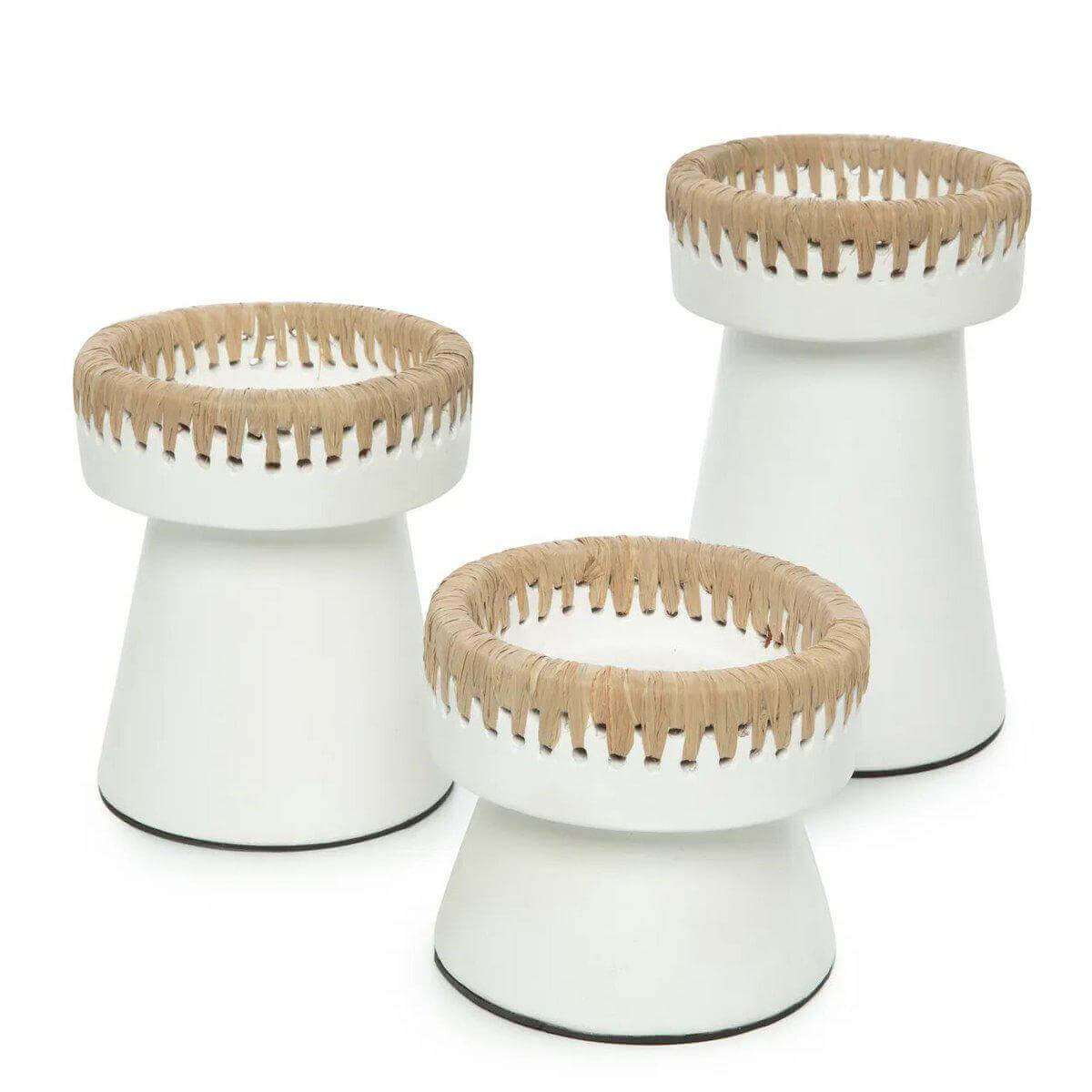 Witte terracotta kandelaar met raffia-accent, set van drie hoogtes. Stijlvolle toevoeging aan elke ruimte.