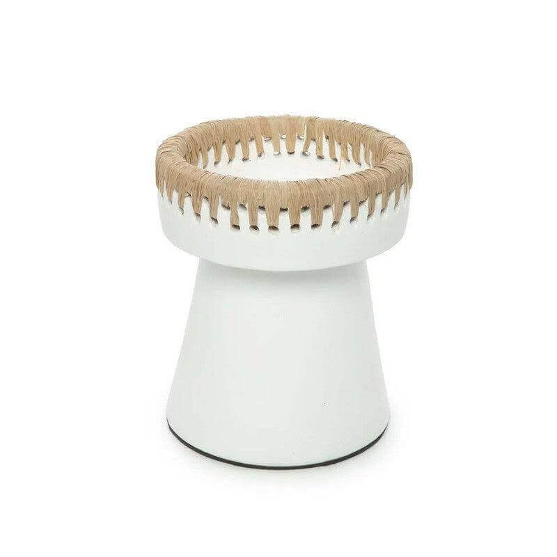 Witte terracotta kandelaar met raffia-accent, stijlvol voor elke ruimte, 16 cm hoog. Perfecte decoratie voor tafel of badkamer.