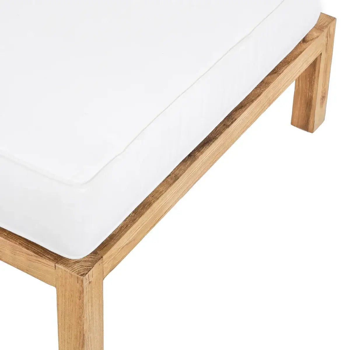 De Moyo modulaire poef, bohemian style, eco-friendly outdoor seating, modular design with white cushion and natural wood frame.