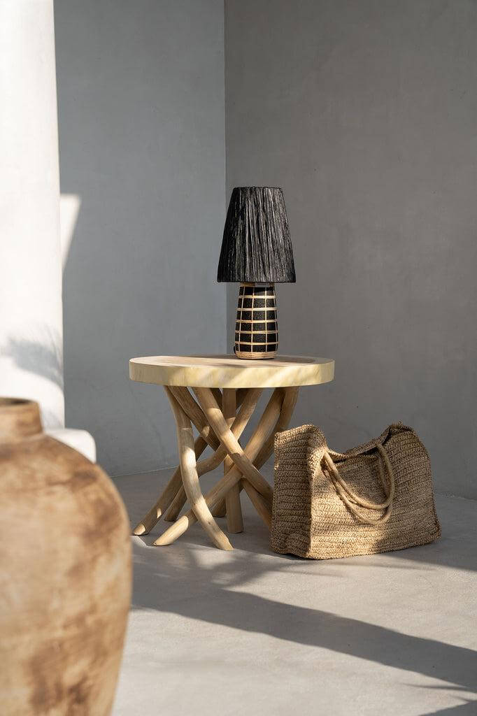 Stijlvolle De Naxos Tafellamp - Zwart Naturel op moderne houten tafel, perfect voor een elegant ingerichte ruimte.