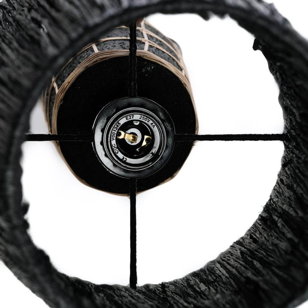 Onderkant van de Naxos tafellamp in zwart en natuurlijk rotan, met E27 fitting, geeft een luxe uitstraling voor elk interieur.