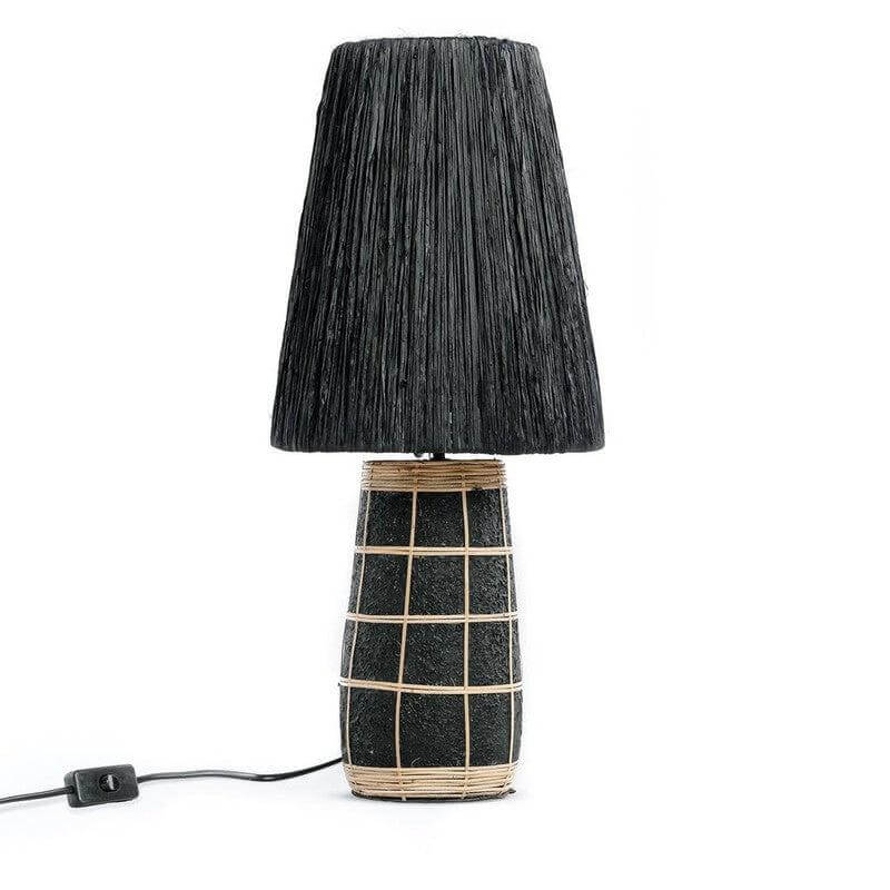 De Naxos Tafellamp in zwart en naturel, gemaakt van terracotta en rotan, perfect voor een stijlvolle touch in elke kamer.