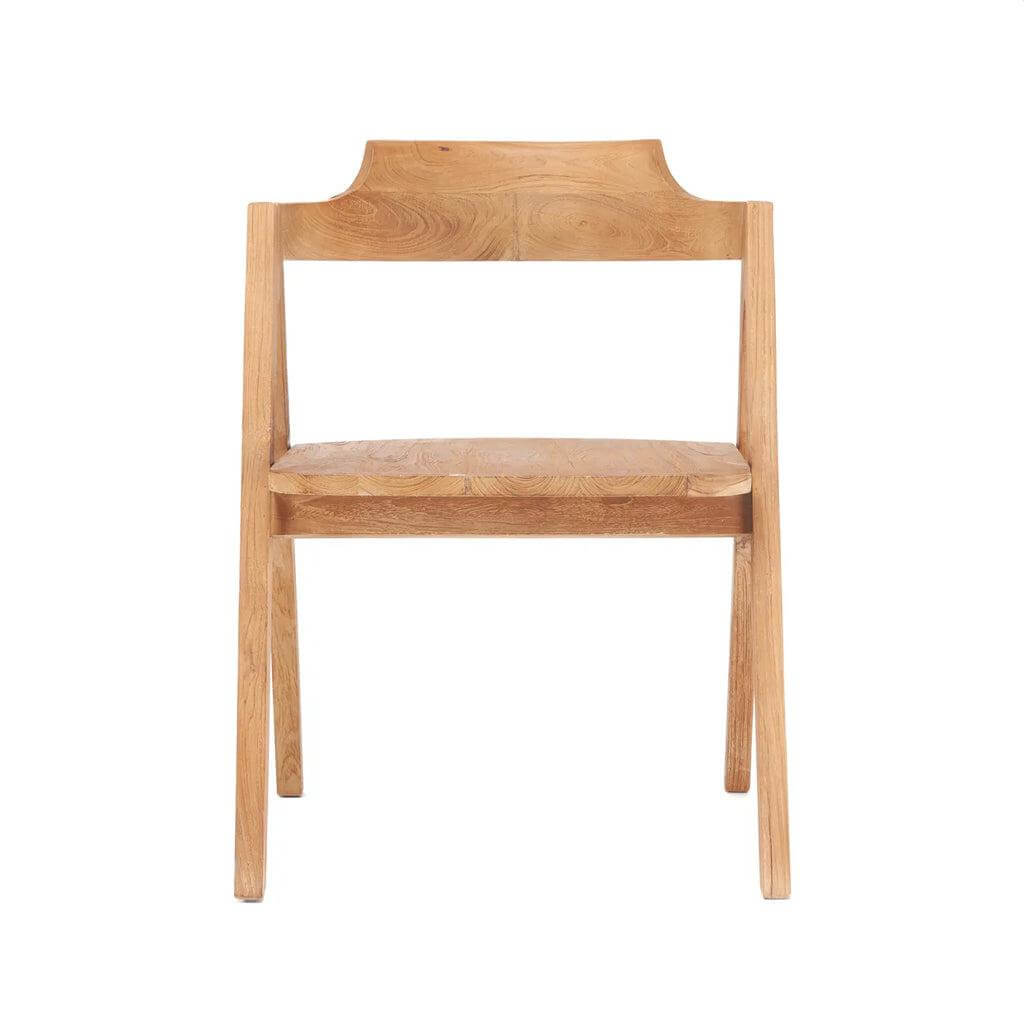 De Nihi Sumba eetkamerstoel van teakhout met gebogen rugleuning, geschikt voor binnen en buiten. Tijdloos design, warme tinten.