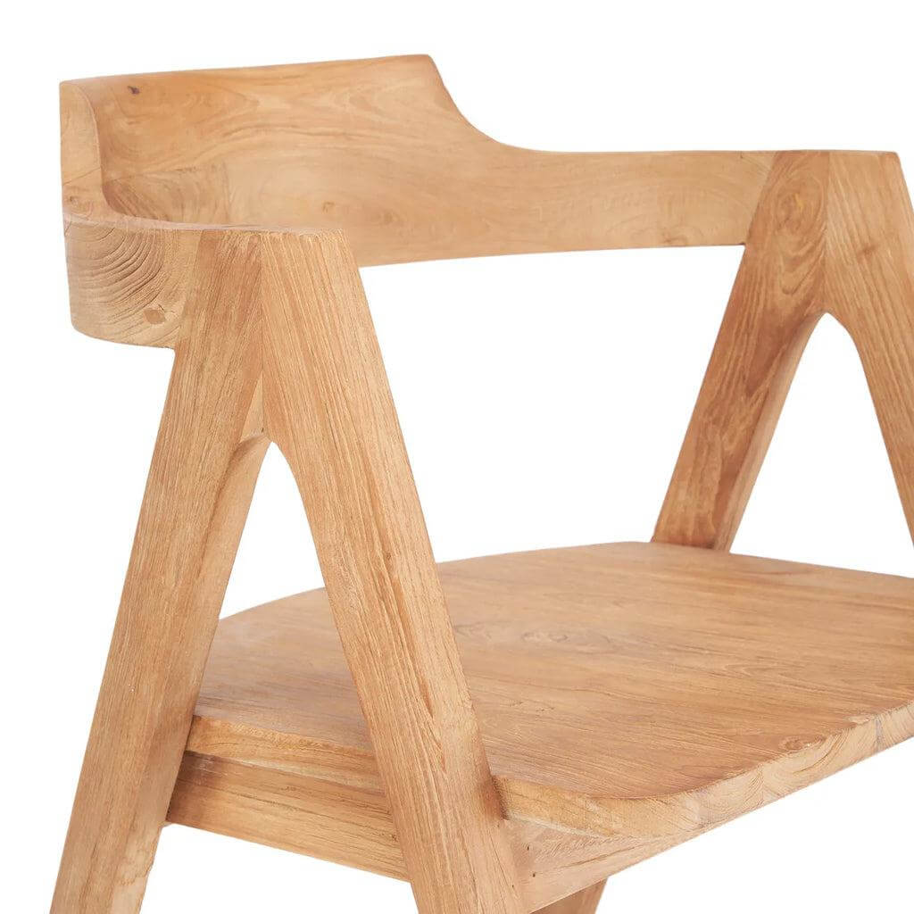 Nihi Sumba eetkamerstoel met gebogen rug in teakhout voor binnen en buiten gebruik.