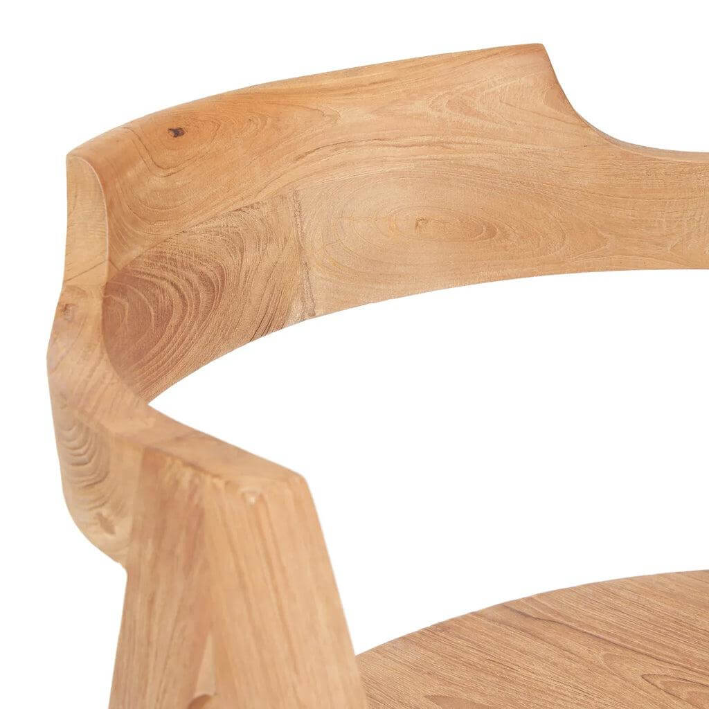 Detail van Nihi Sumba eetkamerstoel in teakhout, strakke lijnen en gebogen rugleuning voor binnen- en buitengebruik.