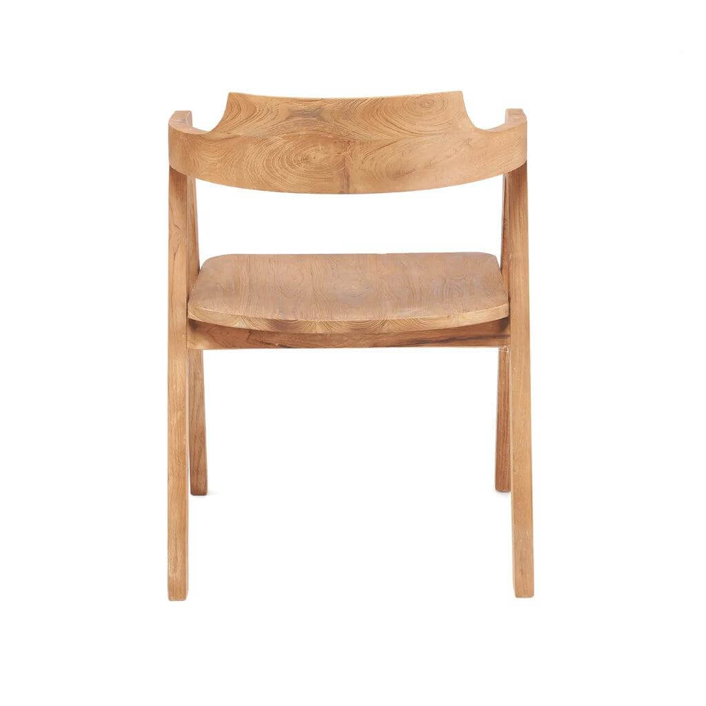 Luxe Nihi Sumba eetkamerstoel van teakhout, perfecte outdoor stoel met gebogen rugleuning en strakke lijnen voor binnen en buiten.