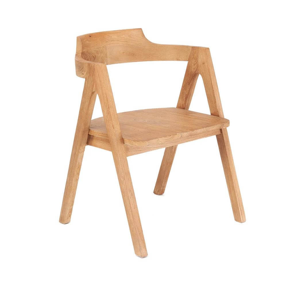 De Nihi Sumba eetkamerstoel van teakhout met gebogen rugleuning, geschikt voor binnen en buiten, elegant en tijdloos design.