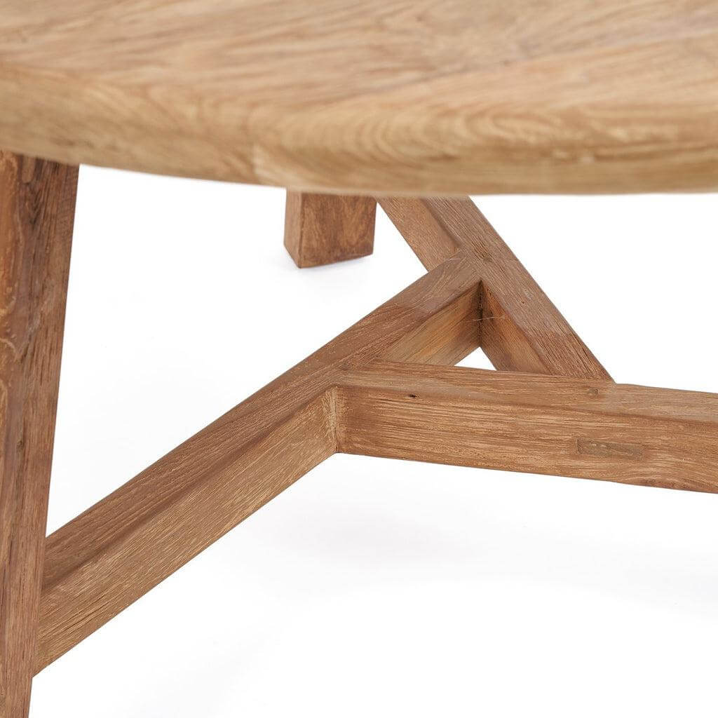 Detail van de De Noguchi eettafel, gemaakt van rustiek teakhout, perfect voor zowel formele als informele eetgelegenheden.