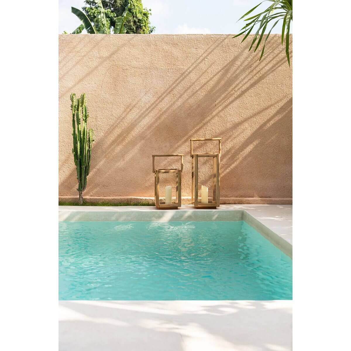 De Nusa Penida-lantaarns bij zwembad, stralen charme uit in buitenruimte, perfect voor sfeervolle bijeenkomsten en interieurverlichting.
