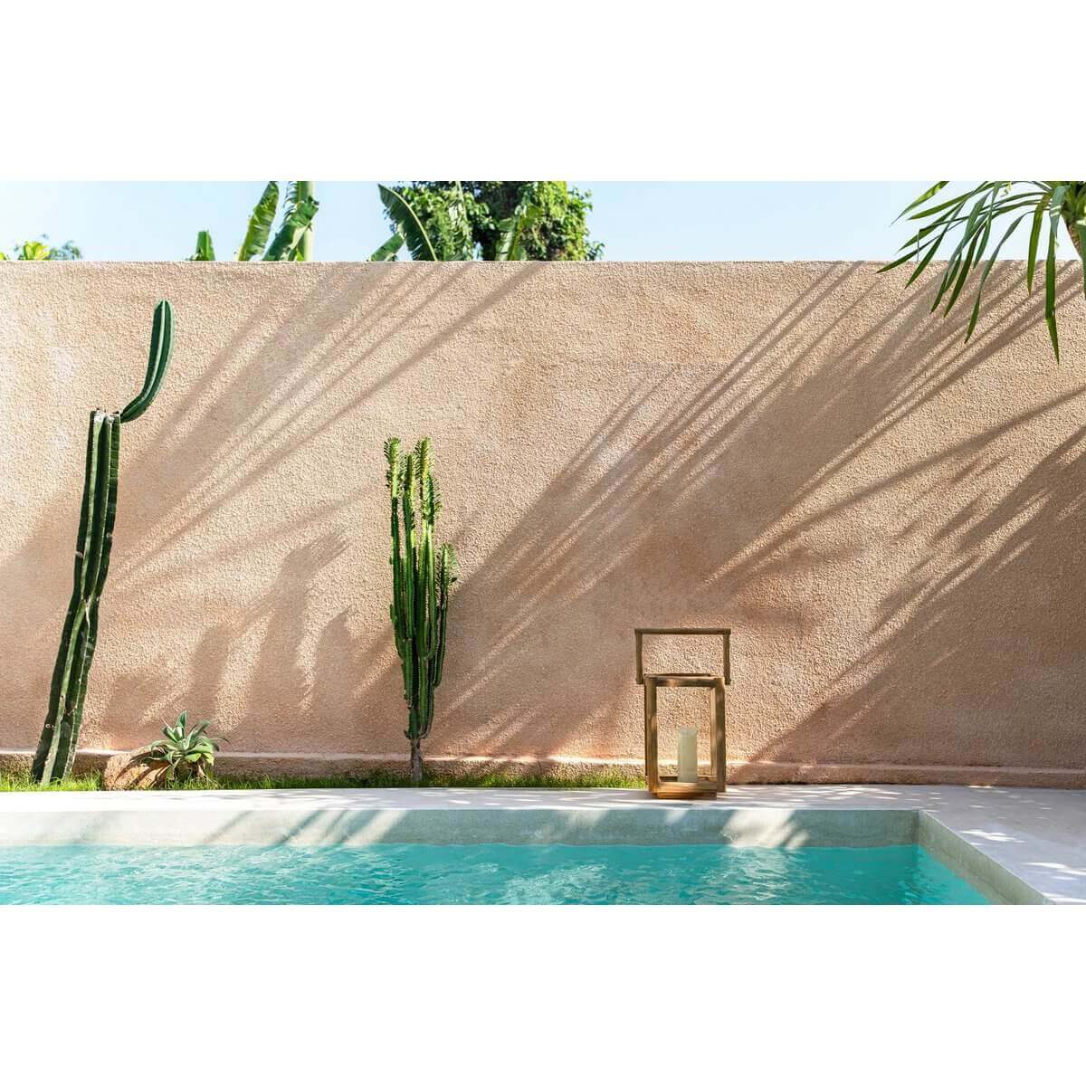 Buitenlantaarn Nusa Penida bij zwembad, omgeven door cactussen, biedt een warme en gezellige sfeer in de tuin.
