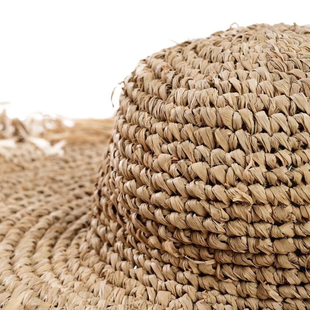 Stijlvolle raffia zomerhoed perfect voor festivals en vakanties, biedt bescherming en elegantie.