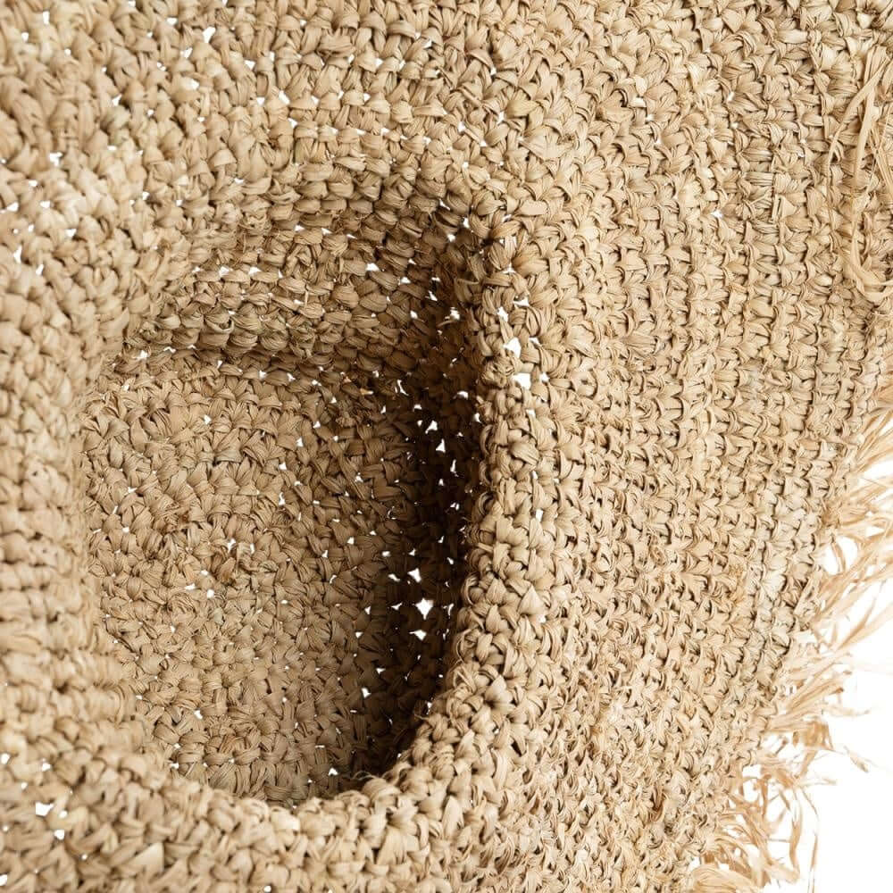 Detail van de Oceaan Hoed, een stijlvolle zomerhoed van natuurlijke raffia, perfect voor vakanties en festivals.