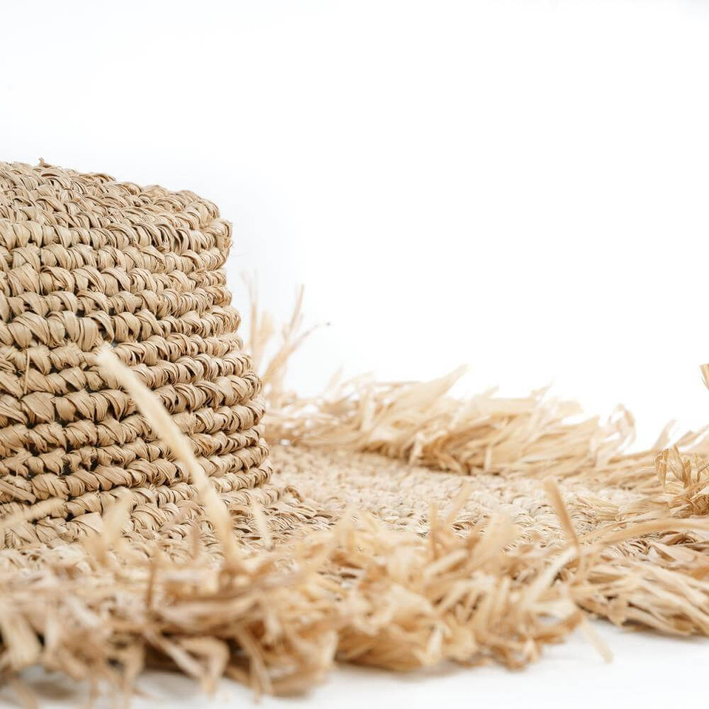Stijlvolle De Oceaan Hoed gemaakt van natuurlijke raffia, perfect voor zomerfestivals en bescherming tegen de zon.