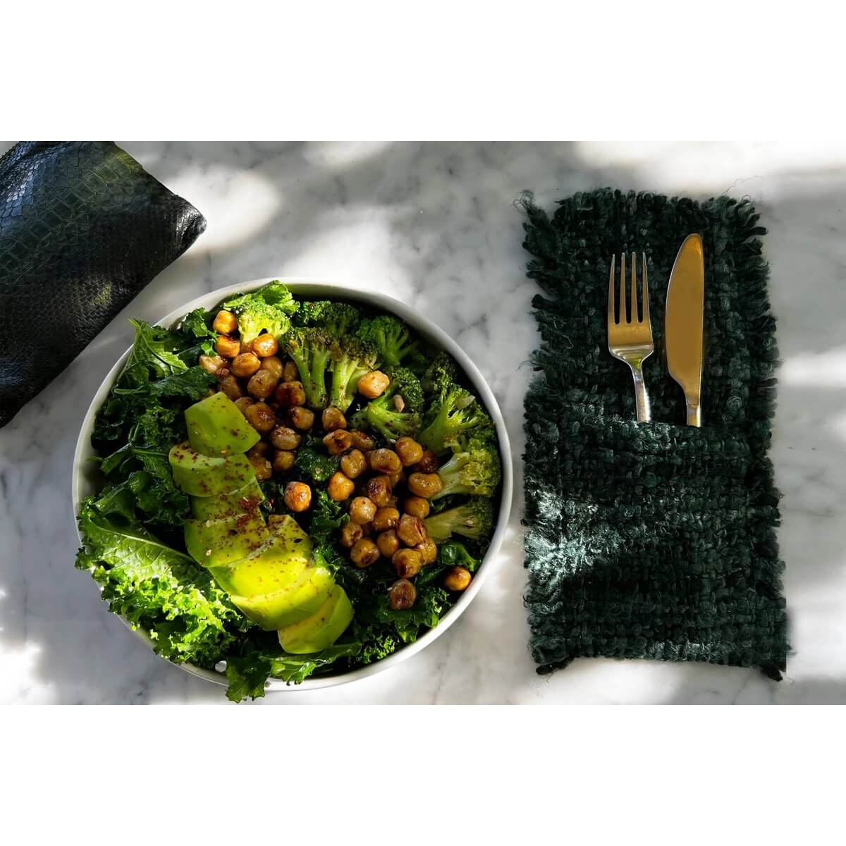 Bohemian bosgroen bestekhouder met salade bowl op marmeren tafel, goud bestek niet inbegrepen, luxe boho eettafel decor.