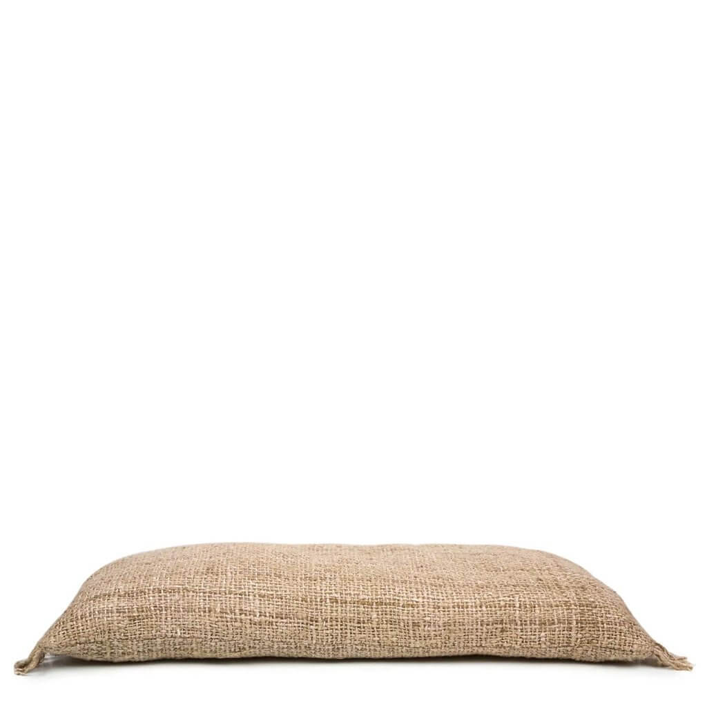 Alt Tag: Beige kussenhoes 35x100 cm, perfect voor boho-stijl inrichting, gemaakt van zacht katoen. Ideaal voor binnen- en buitengebruik.