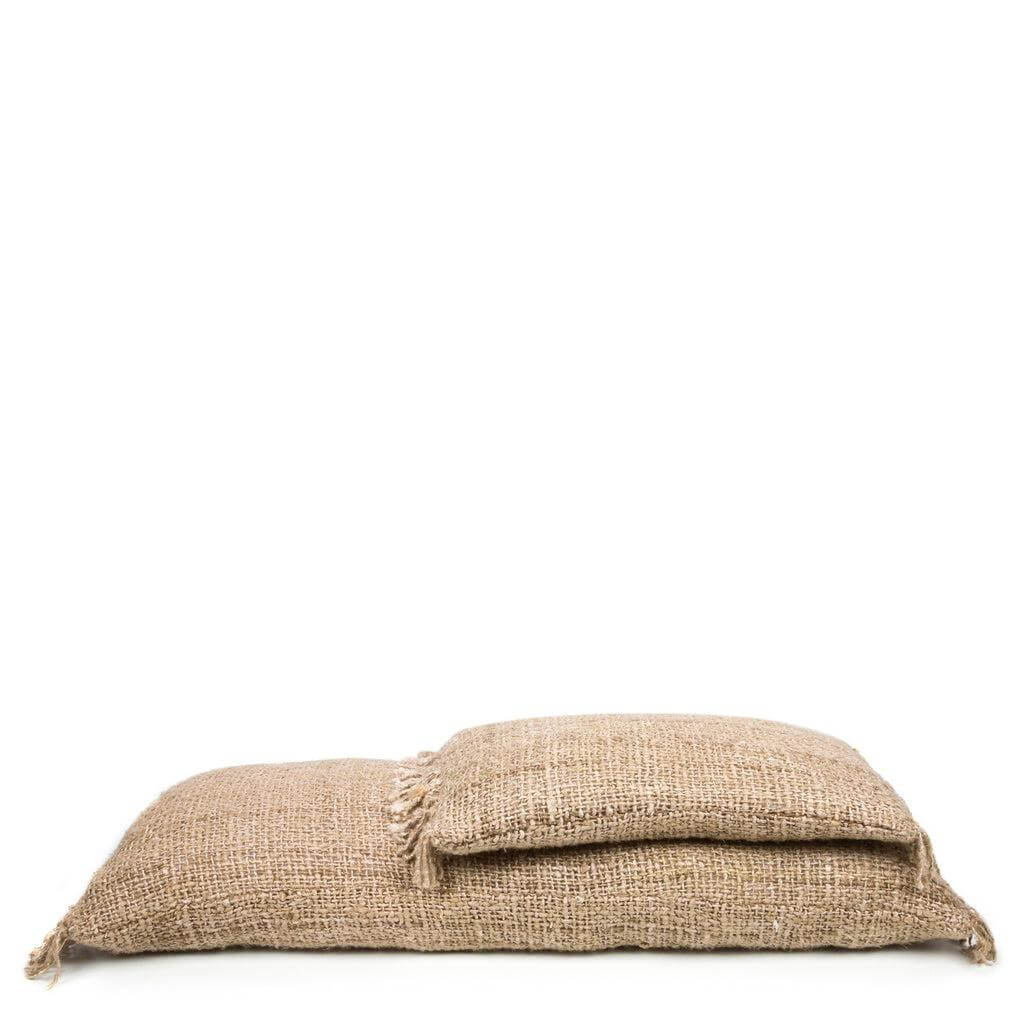 De Oh My Gee kussenhoes in beige, 35x100 cm. Perfect voor een boho-touch in je interieur. Gemaakt van zacht katoen. Geen binnenkussen inbegrepen.