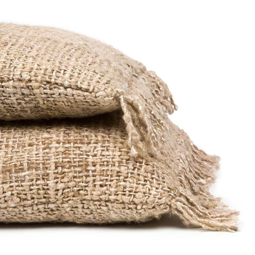 Twee beige kussenhoezen van zacht katoen met boho-structuur, maat 35x100 cm, perfect voor interieur of tuin. Geen binnenkussen inbegrepen.