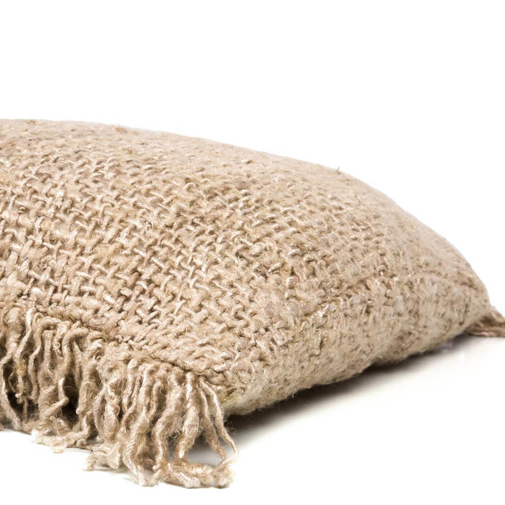 Beige De Oh My Gee kussenhoes, 40x40 cm, voegt een boho-touch toe aan elk interieur. Gemaakt van zacht katoen. Exclusief binnenkussen.