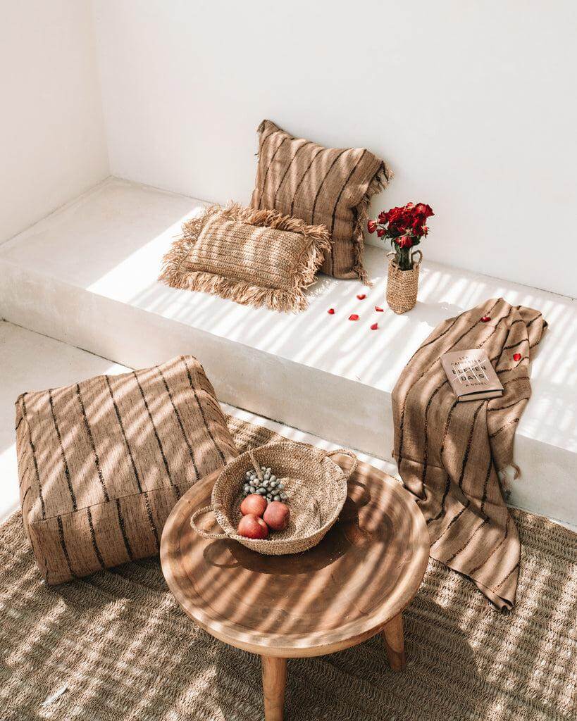 Chique boho kussenhoezen in beige op patio, met zachte katoenen texturen en natuurlijke vibes. Perfect voor interieurdecor.