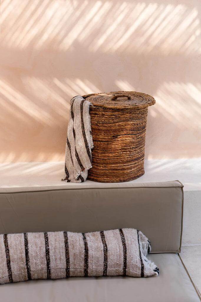 Bohemian kussenhoes in wit en zwart gestreept patroon, perfect voor een boho sfeer in je interieur, handgemaakt en uniek.