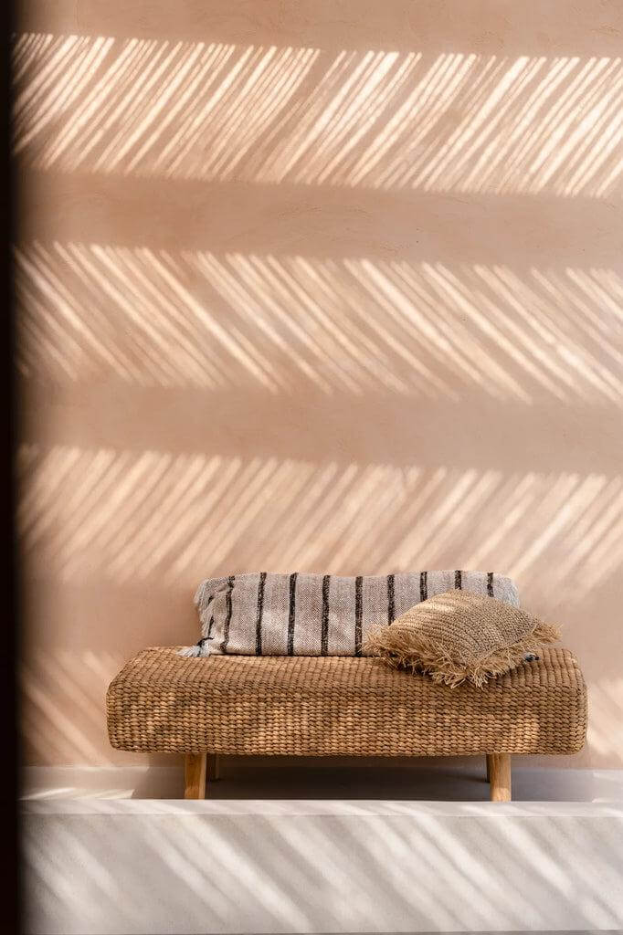 Bohemian kussenhoes in natuurlijke setting met zonnestralen, perfect voor woonkamer of terras, 35x100 formaat, De Oh My Gee collectie.