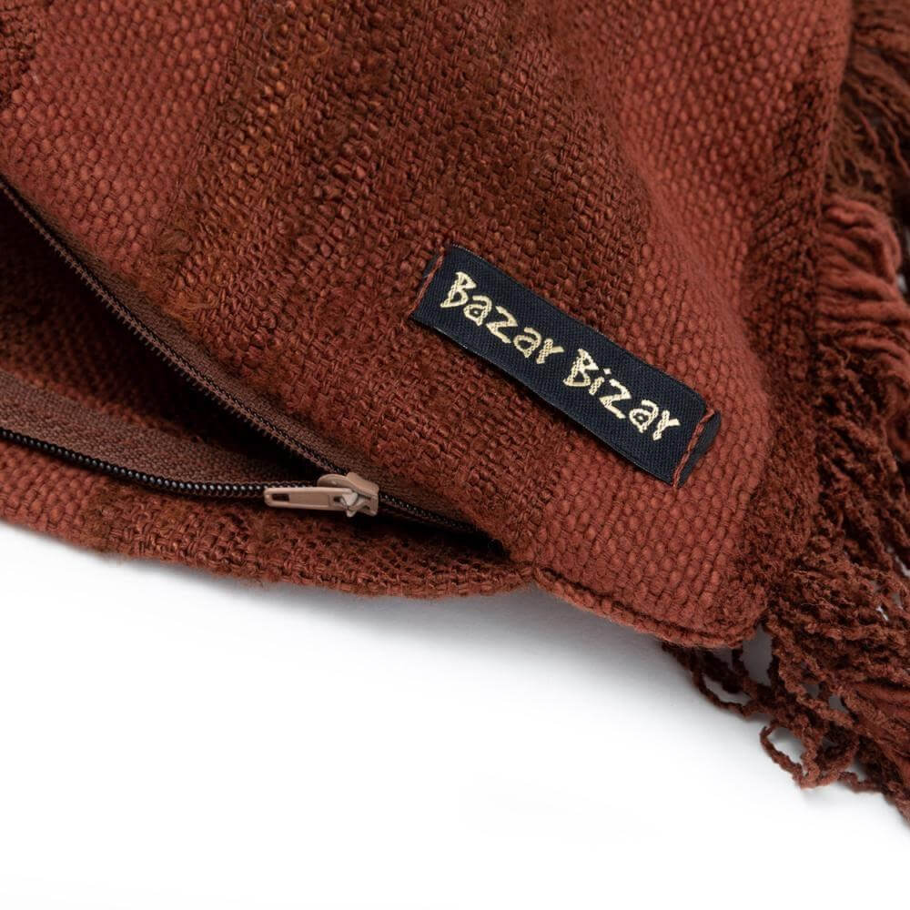 Bordeaux velvet kussenhoes met ritssluiting en Bazar Bizar label, perfect voor een boho interieurstijl. Binnenkussen niet inbegrepen.