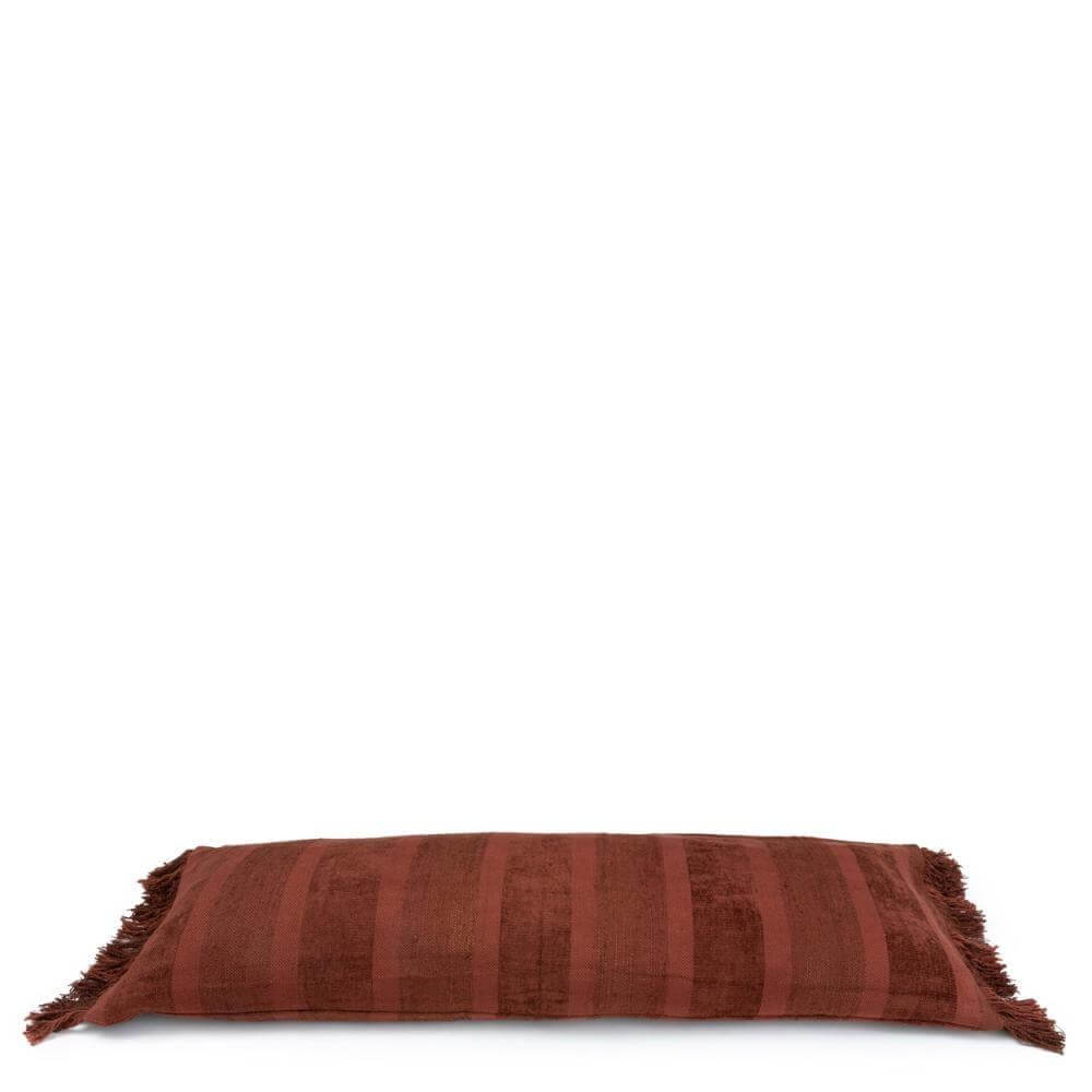 De Oh My Gee kussenhoes in bordeaux fluweel, 30x100 cm. Perfect voor een boho uitstraling in elke kamer. Handgemaakt en uniek.