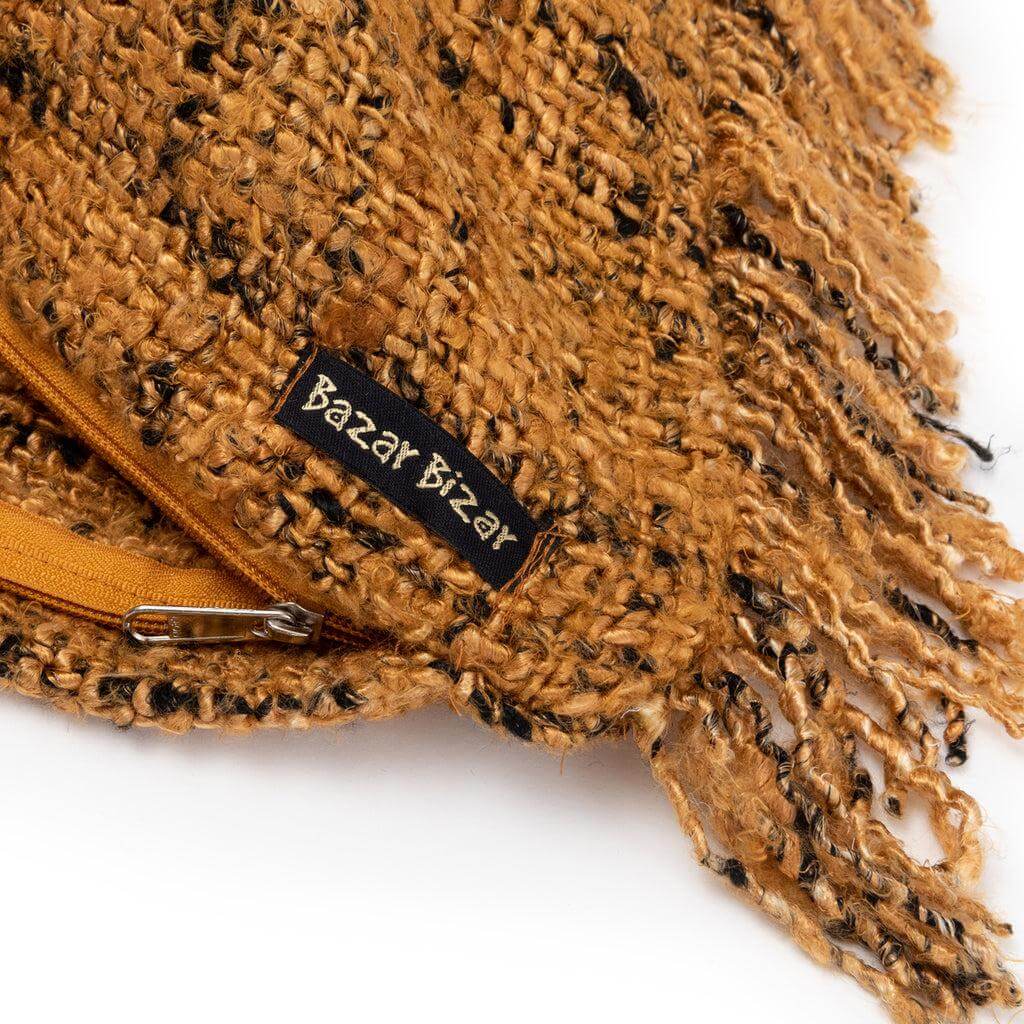 De Oh My Gee Kussenhoes in kaneel zwart met handgemaakte textuur, ideale boho-stijl voor elke ruimte. Merklabel Bazar Bizar zichtbaar.