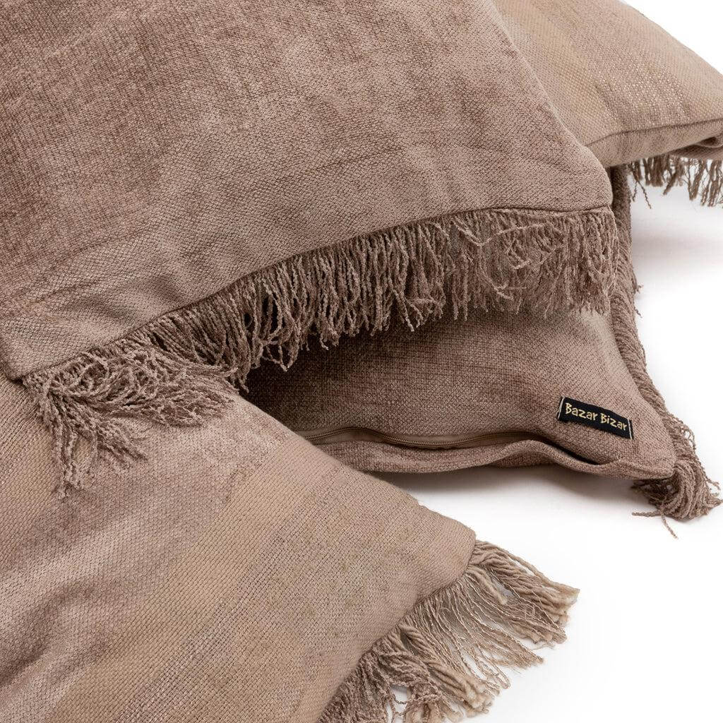 Alt Tag: De Oh My Gee kussenhoes in concrete velvet met franjes, 40x40 cm, biedt een boho touch aan elk interieur. Perfect voor living of tuin.