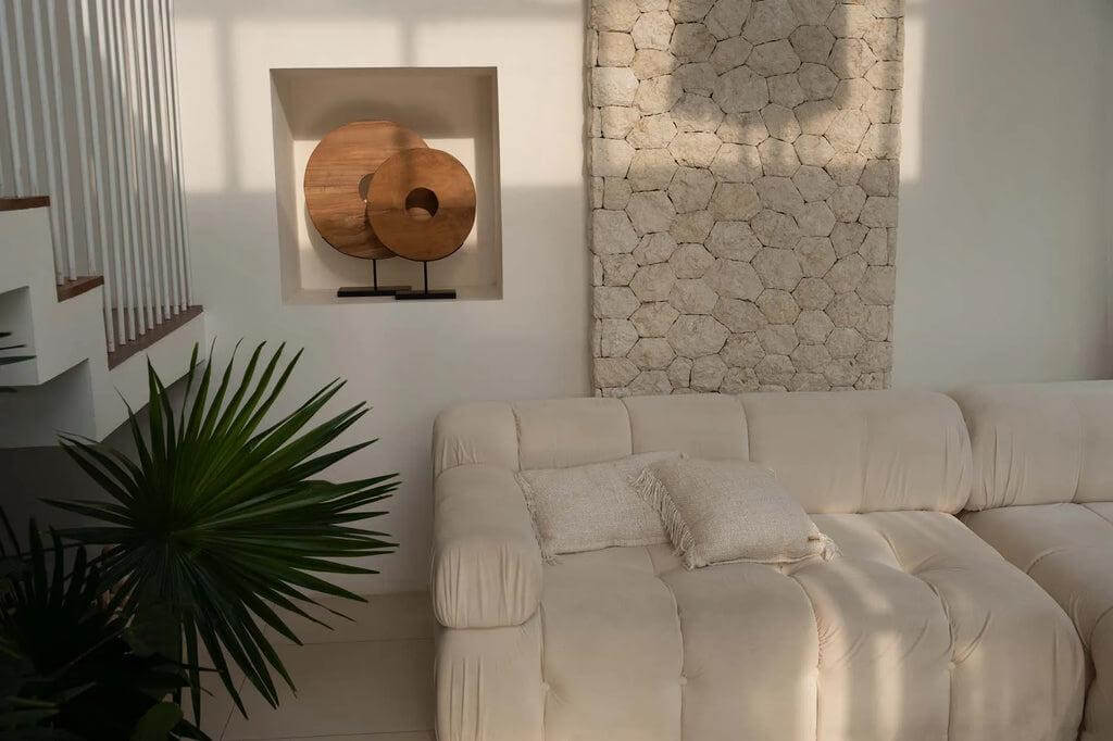Stijlvolle woonkamer met crèmekleurige boho kussenhoes en zachte katoenen bank voor een chique interieuruitstraling.