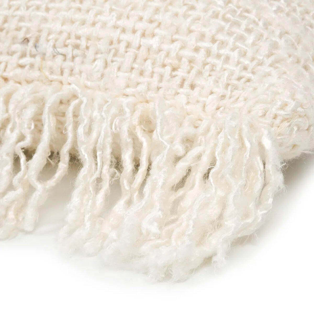 Detail van De Oh My Gee kussenhoes in crème, katoenen stof, 40x40 cm, boho-stijl. Perfect voor woonkamer of tuin, geen binnenkussen.