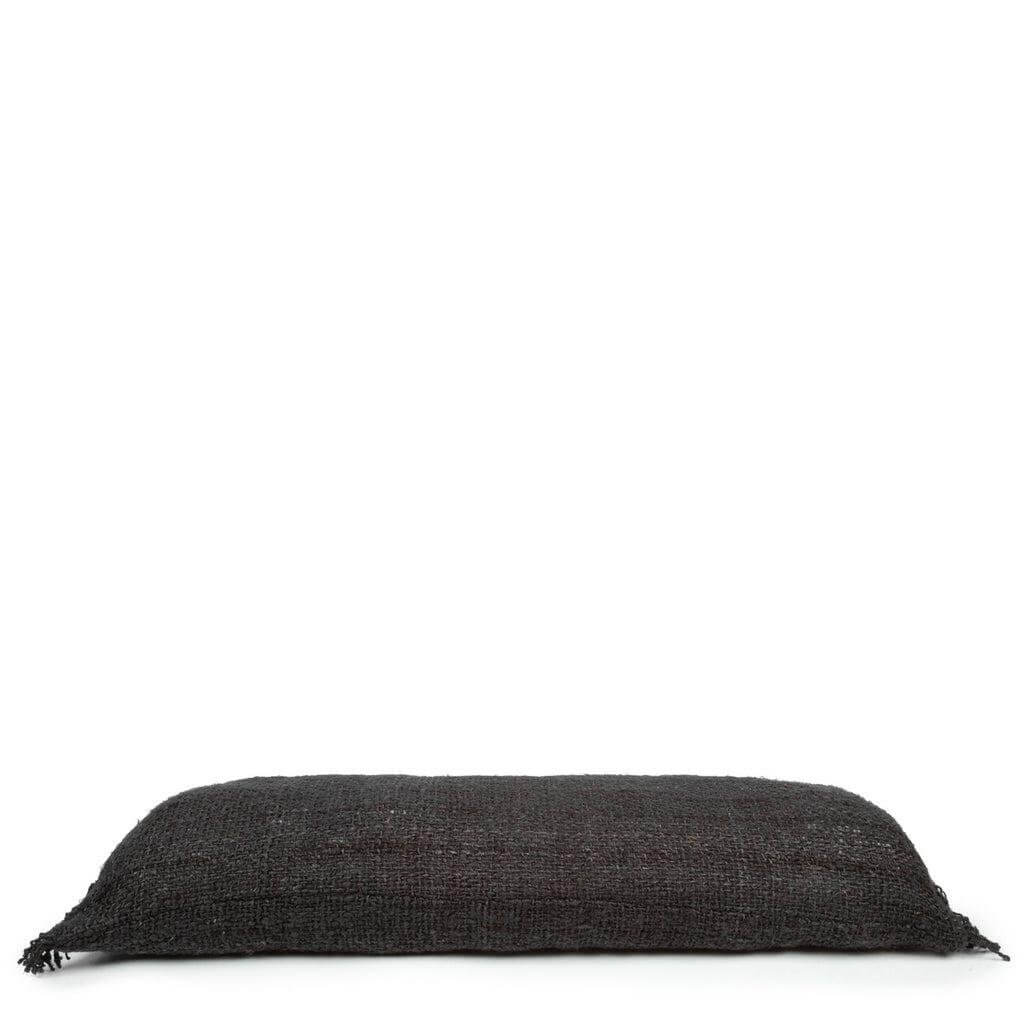 De Oh My Gee kussenhoes in marinezwart van 35x100 cm, gemaakt van zacht katoen, voegt een boho-touch toe aan uw interieur.