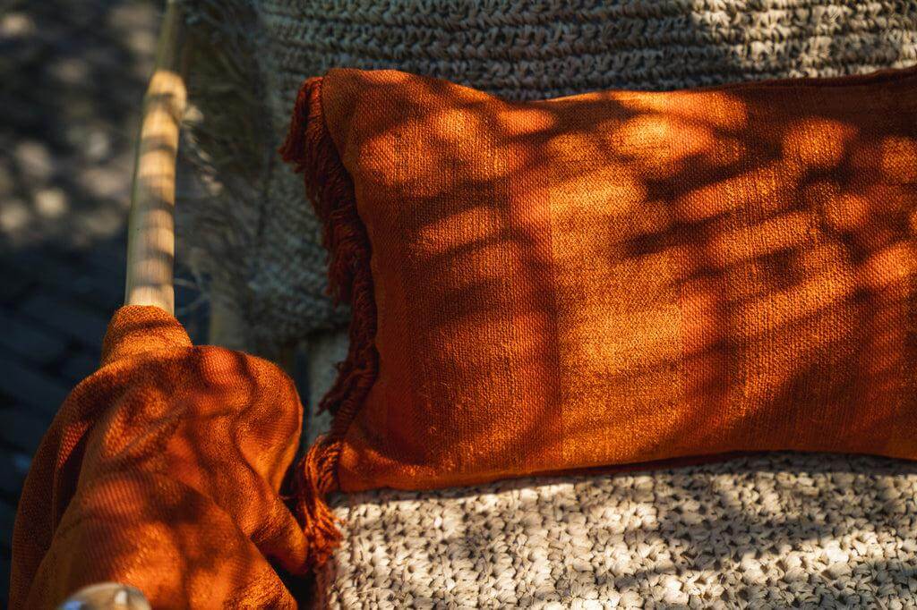 Velvet roestkleurige kussenhoes 30x50 op handgemaakt katoenen achtergrond, perfect voor boho interieurstijl, geen binnenkussen.