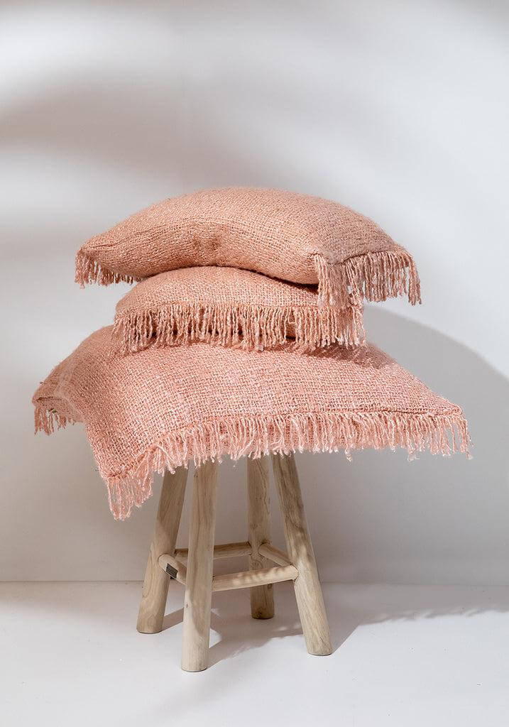 Zalm roze kussenhoezen van zacht katoen op houten kruk, boho-stijl woondecoratie, 30x50 cm, geen binnenkussen inbegrepen