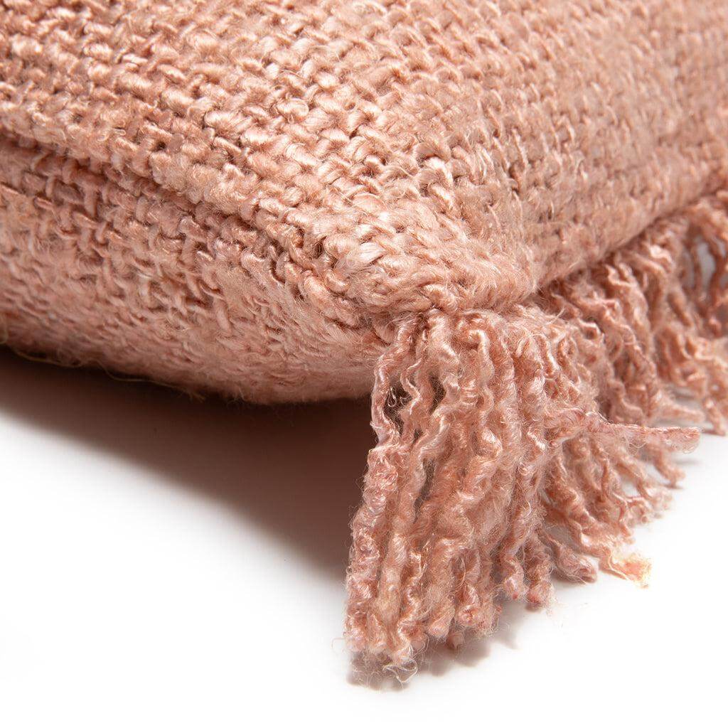 Zalm roze kussenhoes van zacht katoen met boho textuur, perfecte aanvulling voor je interieurdecoratie. Formaat 30x50 cm. Geen binnenkussen.