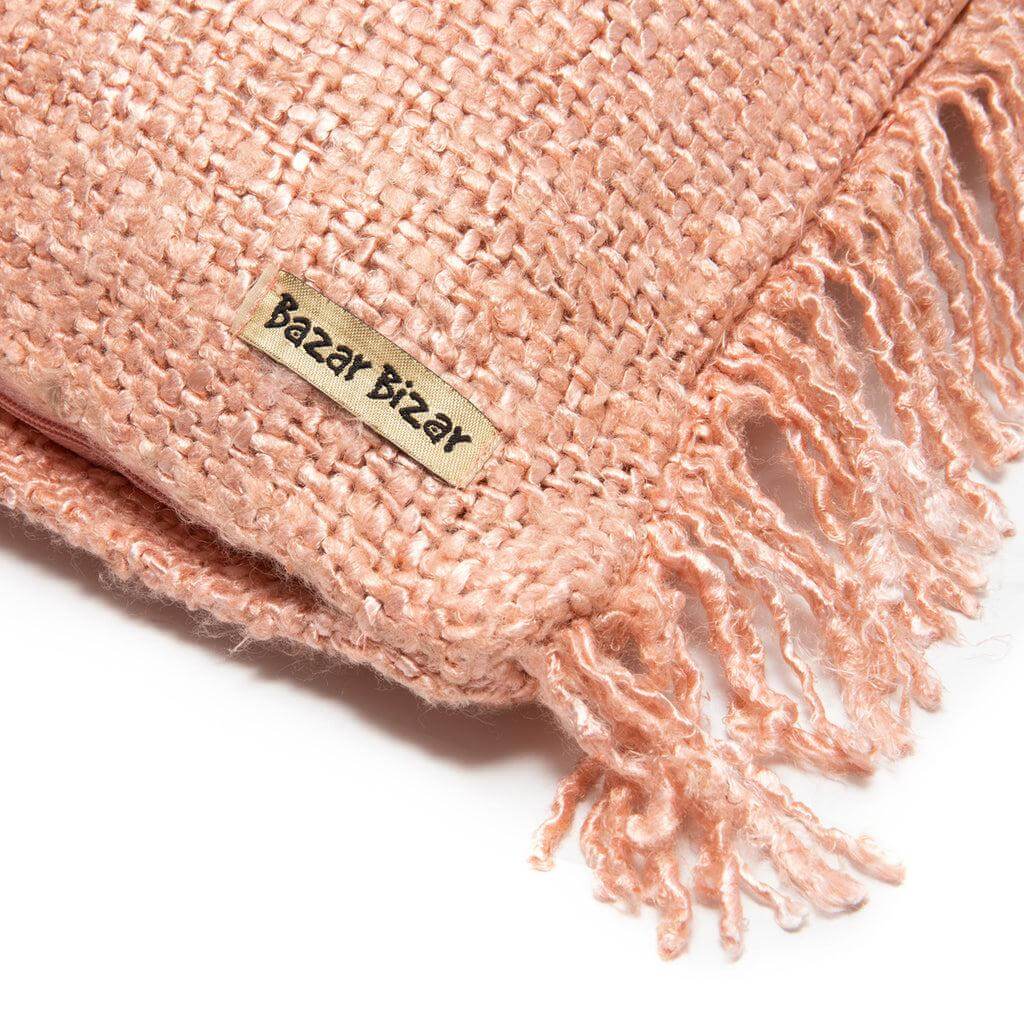 Zalm roze kussenhoes van zacht katoen met franjes, 40x40 cm, boho-stijl voor interieur en tuin, merklabel zichtbaar.