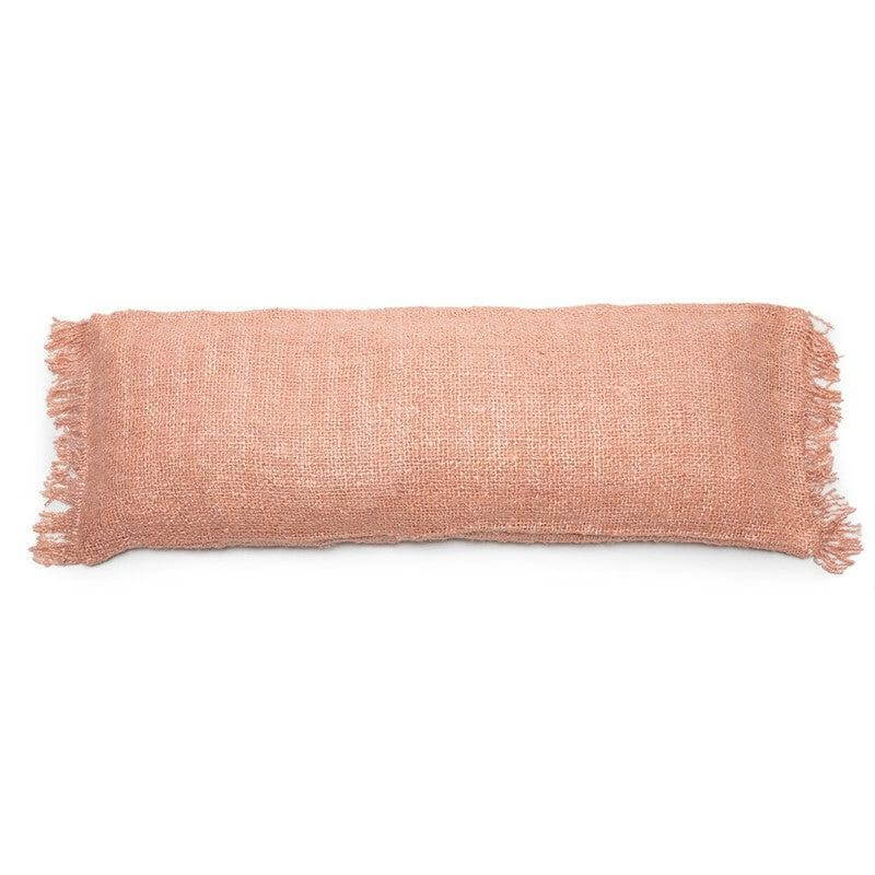 Zalmroze kussenhoes De Oh My Gee, 35x100 cm, voor een boho-touch aan interieur of tuin. Gemaakt van zacht katoen, zonder binnenkussen.